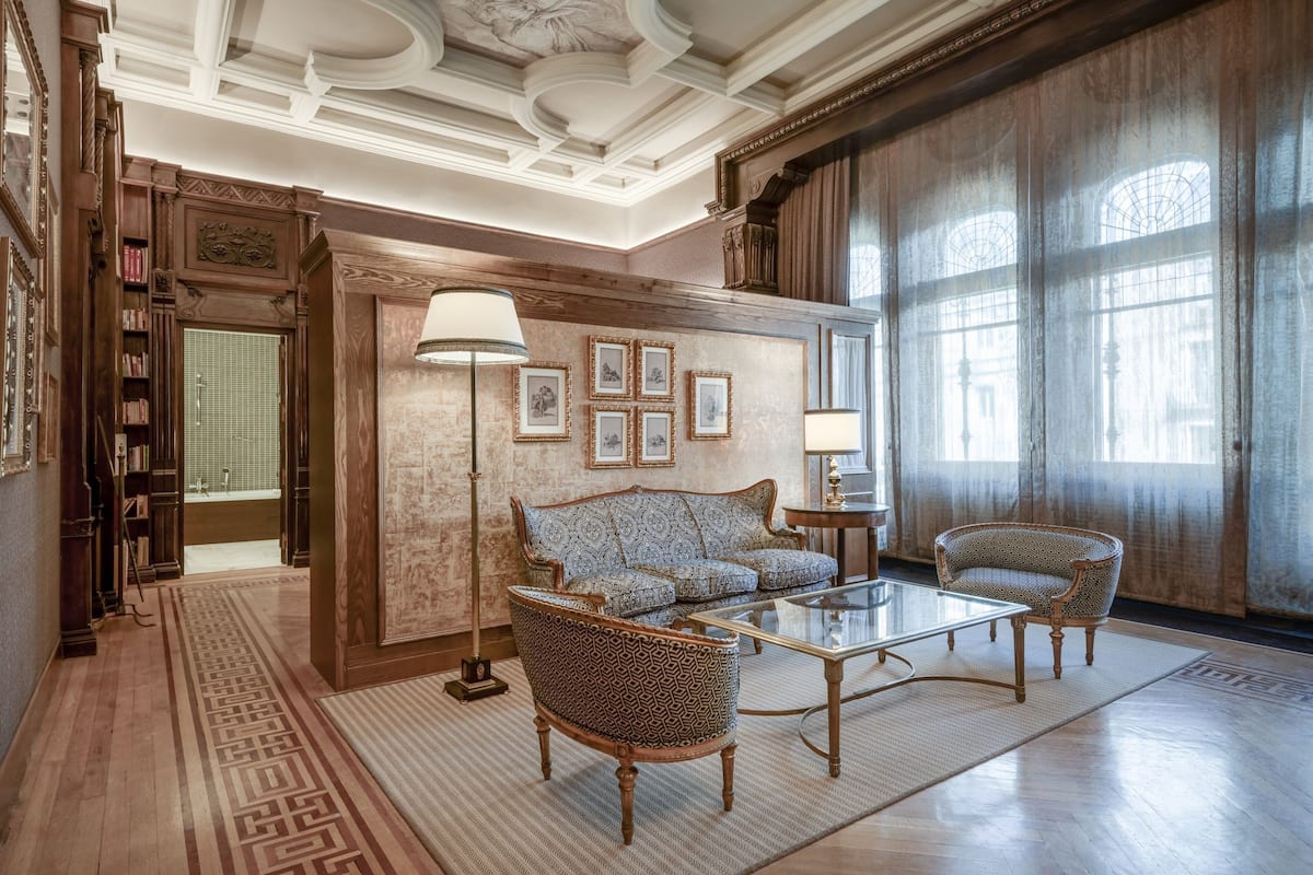 Suite, 1 King Bed, Non Smoking, Fireplace