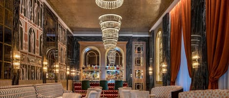 Sert le petit déjeuner, le déjeuner et le dîner