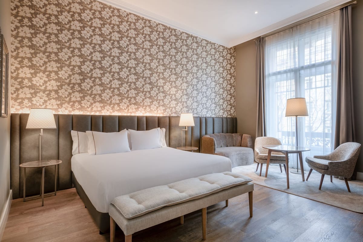 Premium-Zimmer, 1 King-Bett, Nichtraucher | Allergikerbettwaren, Minibar, Zimmersafe, individuell dekoriert