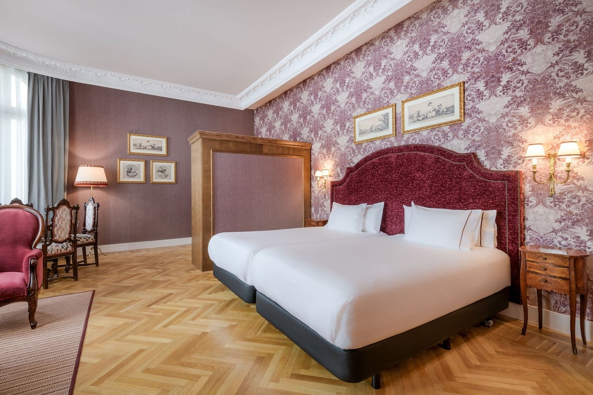 Junior Suite, 2 Twin Beds | Hypo-allergenic bedding available, minibar, in-room safe, desk