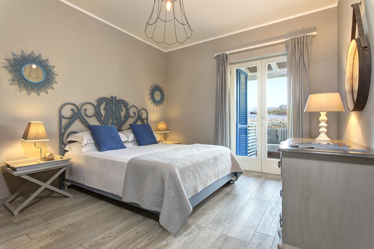 1 kamar tidur, minibar, brankas, dan kedap suara