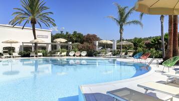 Piscine extérieure (ouverte en saison), parasols de plage