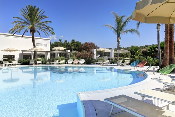 Seasonal outdoor pool, open 9 AM to 7 PM, pool umbrellas, pool loungers