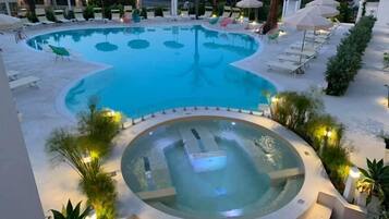 Salas de tratamiento para parejas, sauna y tina de hidromasaje