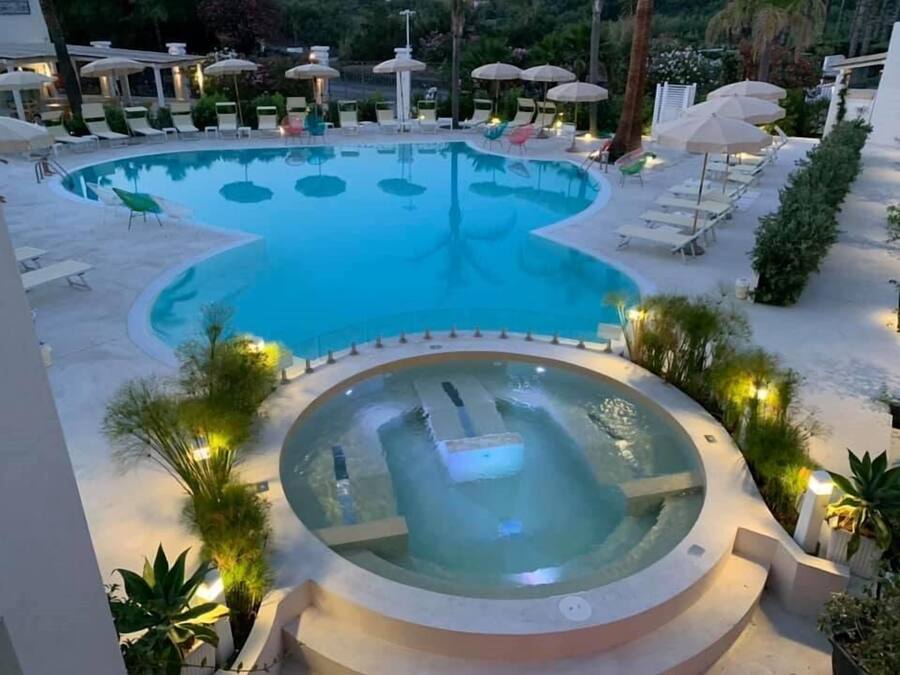Couples treatment rooms, sauna, hot tub, steam room, Turkish bath