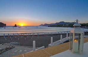 Platja privada, platja de sorra negra i gandules de platja 