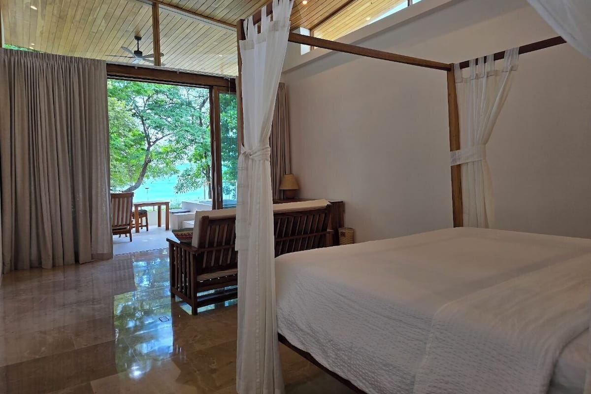 Beachfront Suite Balcony | 1 quarto, edredons de pluma, camas com colchões pillow-top