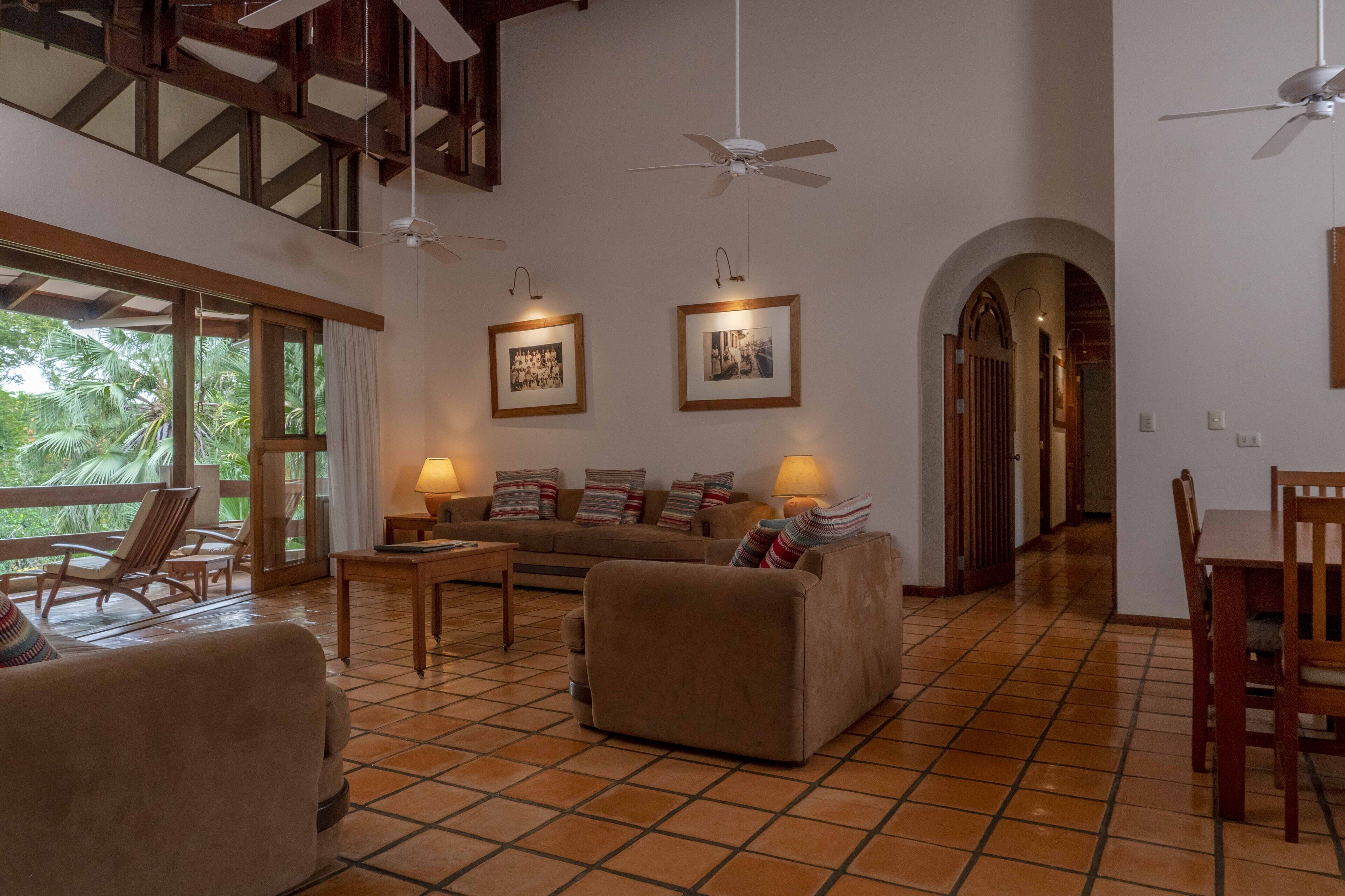 suite, 4 bedrooms | living area