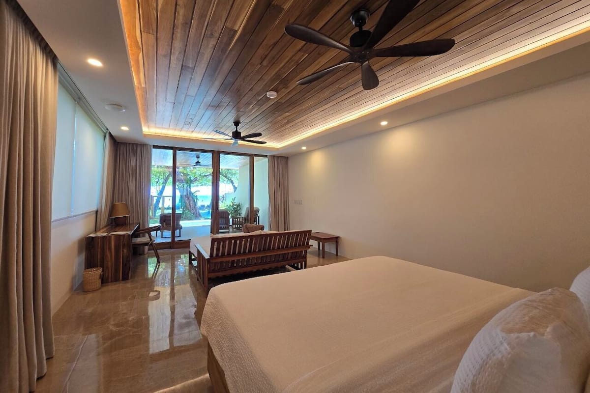 Beachfront Suite Terrace | 1 quarto, edredons de pluma, camas com colchões pillow-top