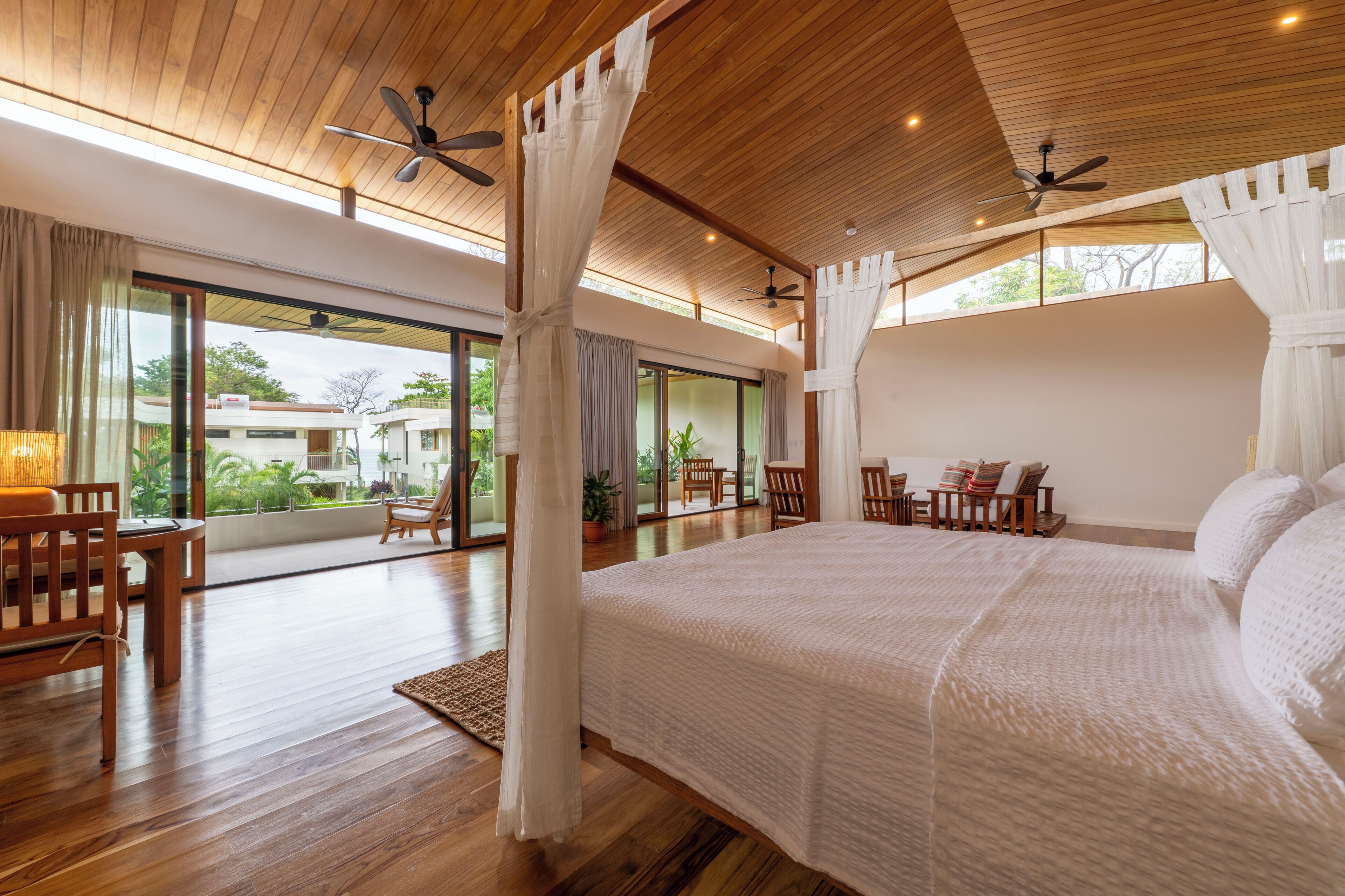 高级开间套房 | 羽绒被、加厚床垫、客房内保险箱、办公桌