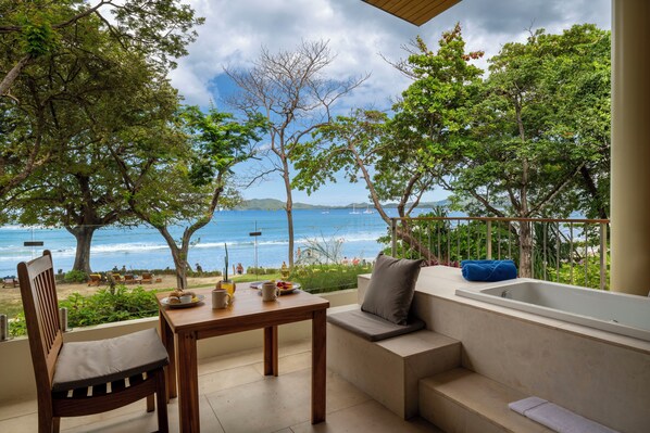 Beachfront Suite Balcony | Balcón
