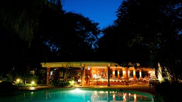 AuĂenpool, LiegestĂŒhle