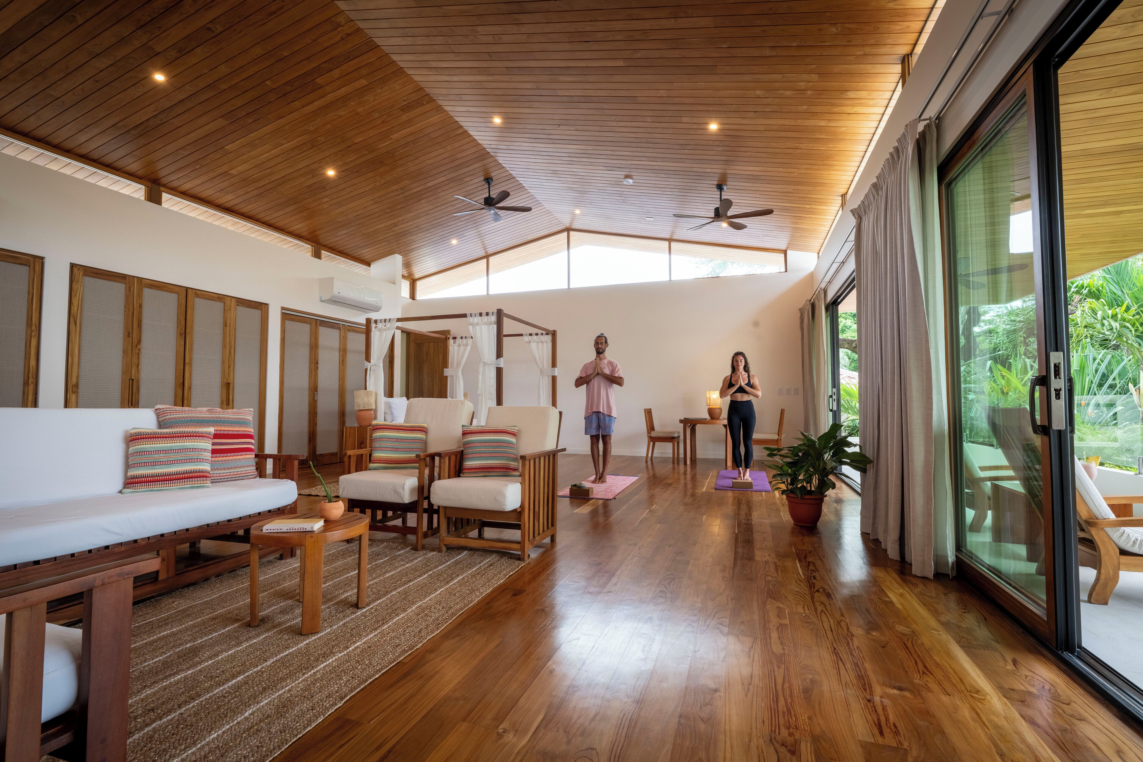 Studiosuite – superior | Dundyner, senger med overmadrass, safe på rommet og skrivebord