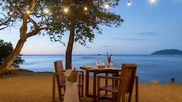 Aperto a colazione, cucina internazionale, con vista sulla spiaggia