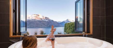 Luxury Double Villa, 1 Bedroom, Jetted Tub, Lake View | Bathroom