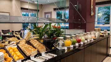 Daily buffet breakfast (BRL 66 per person)