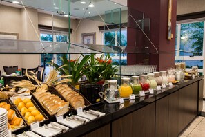 Petit déjeuner buffet (66 BRL par personne)