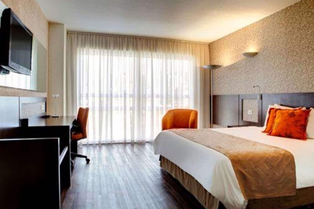 deluxe double room | 1 bedroom, minibar, in-room safe, desk