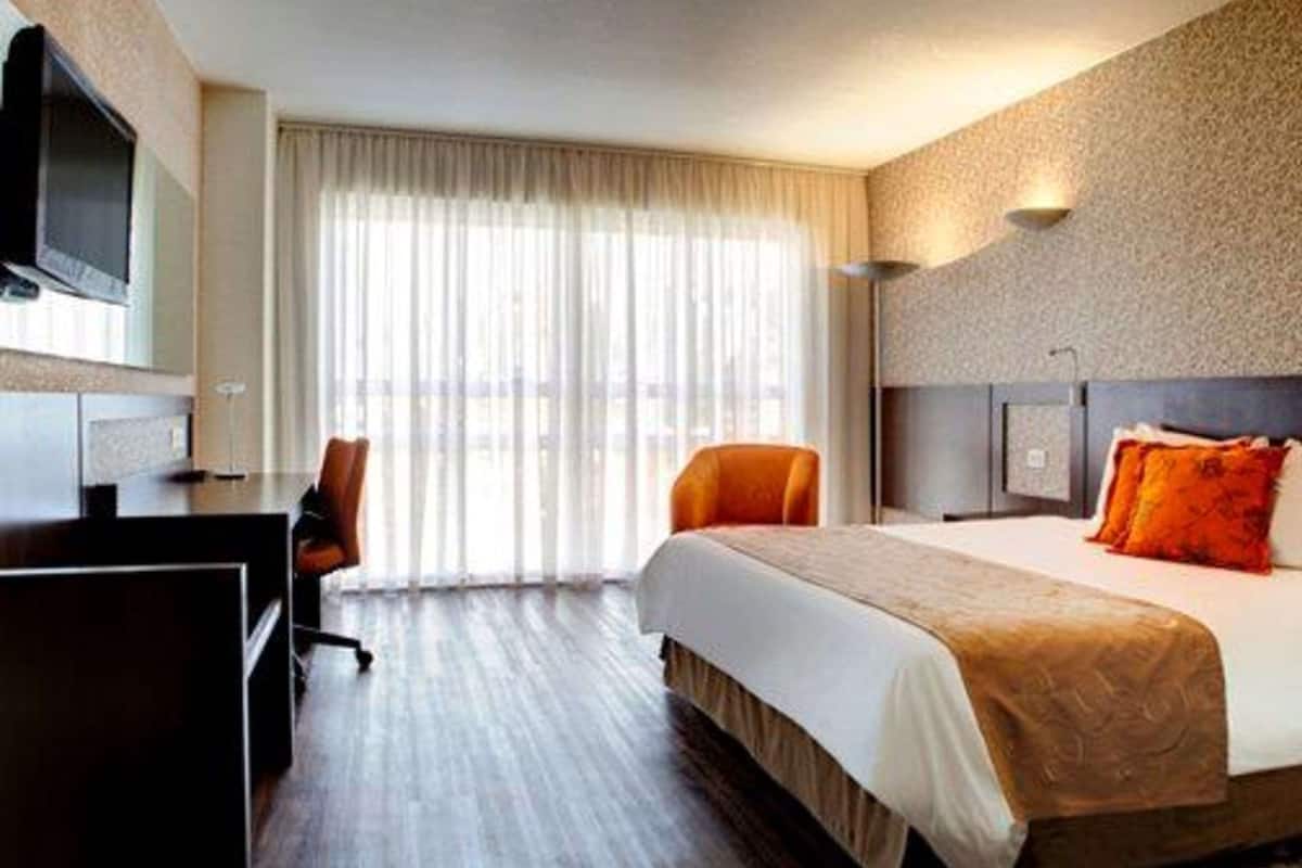 Deluxe Double Room | Bar mini, peti besi dalam bilik, meja, kalis bunyi