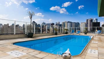Piscina all'aperto, lettini