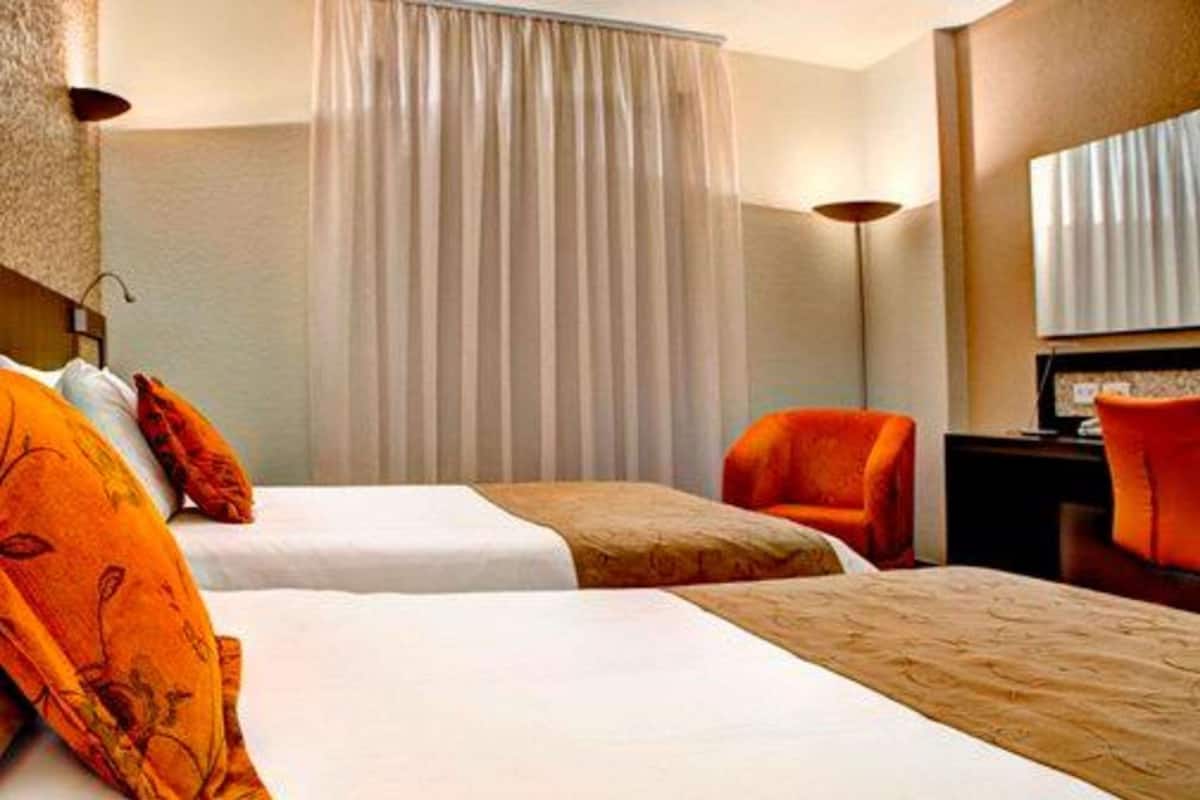 Minibar, caja de seguridad en la habitación y escritorio