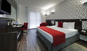 Superior Double Room | Minibar, in-room safe, desk, soundproofing - Quality Hotel Curitiba (Curitiba)
