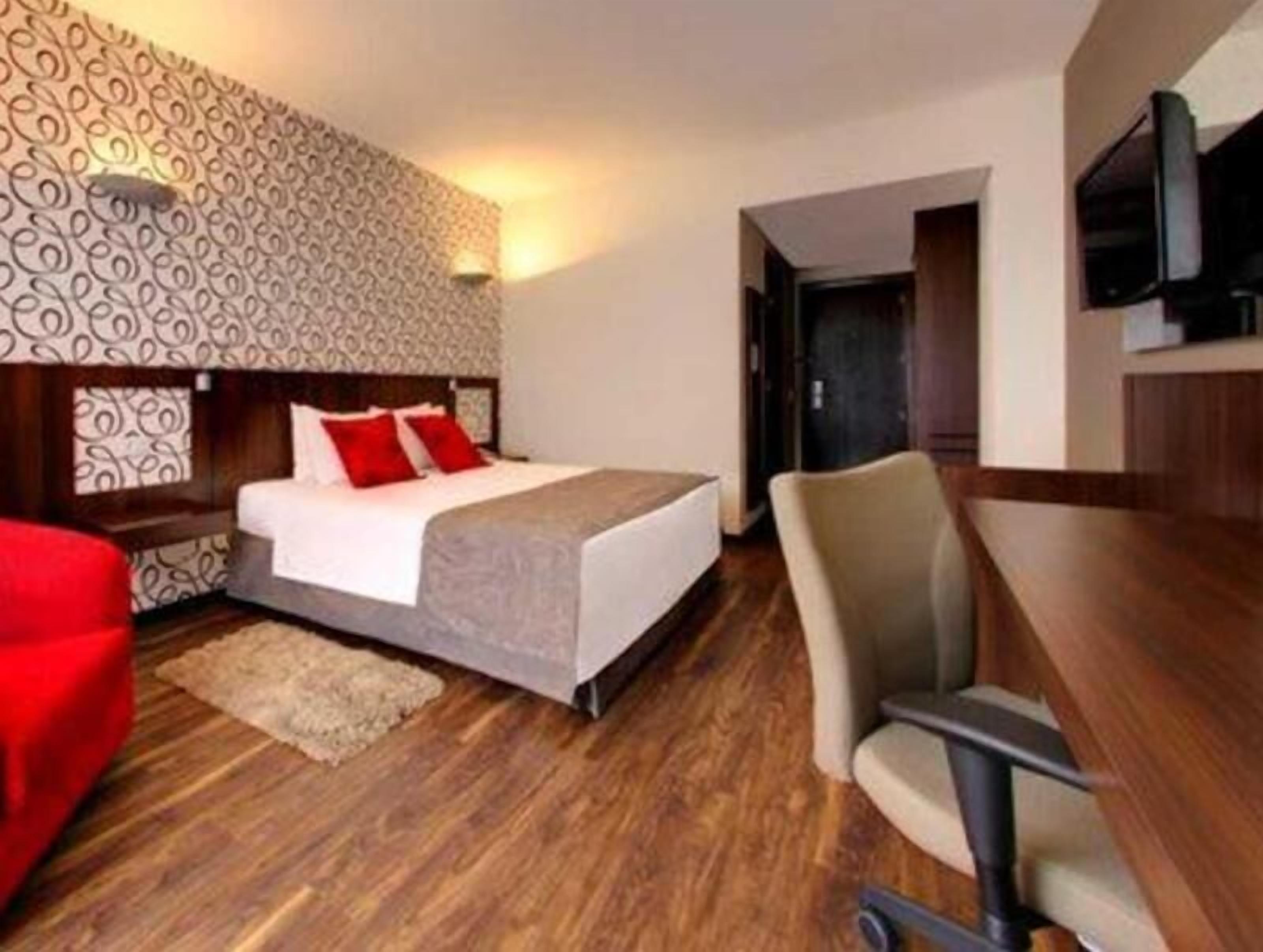 Minibar, brankas, meja kerja, dan kedap suara