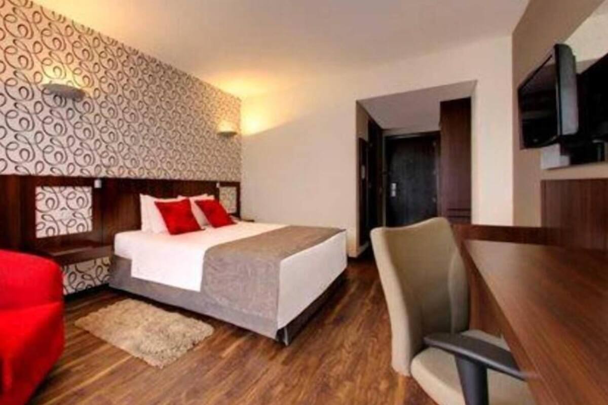 Minibar, caja de seguridad en la habitación y escritorio