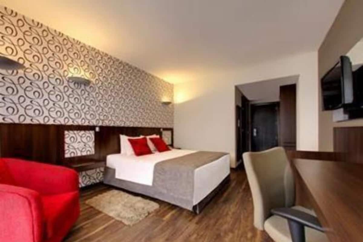 Minibar, caja de seguridad en la habitación y escritorio