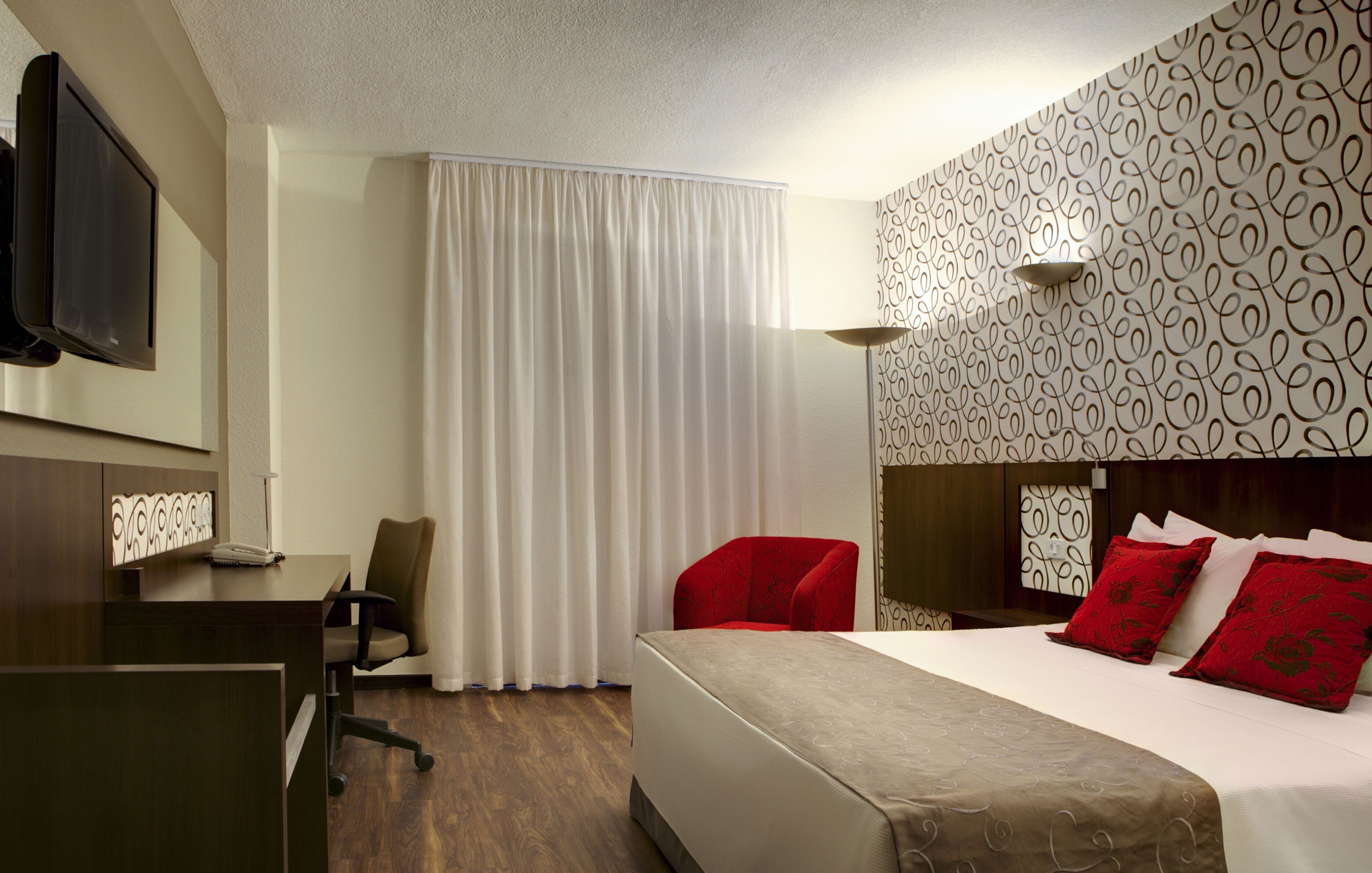 Minibar, brankas, meja kerja, dan kedap suara