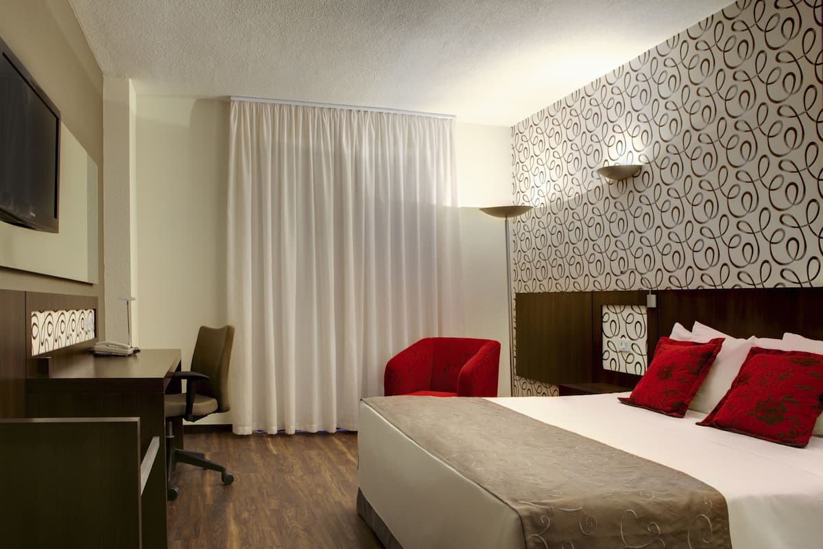 Minibar, caja de seguridad en la habitación y escritorio