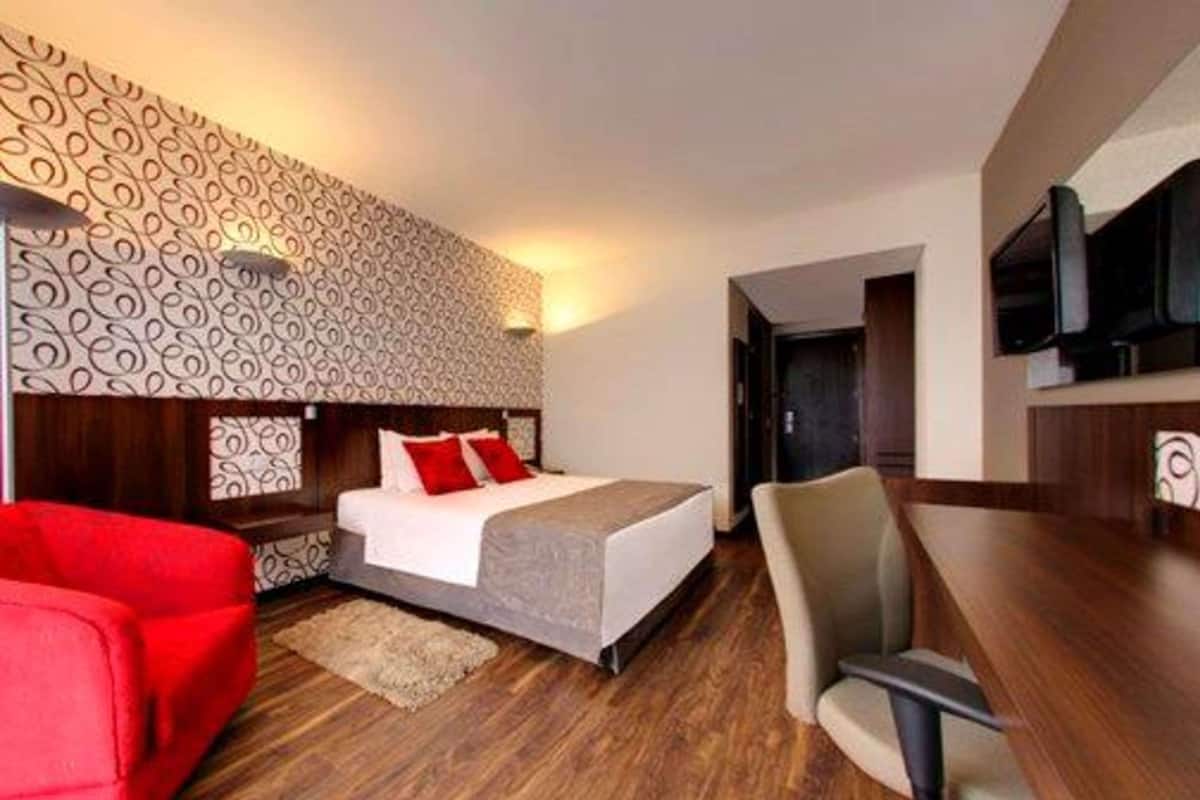 Minibar, caja de seguridad en la habitación y escritorio