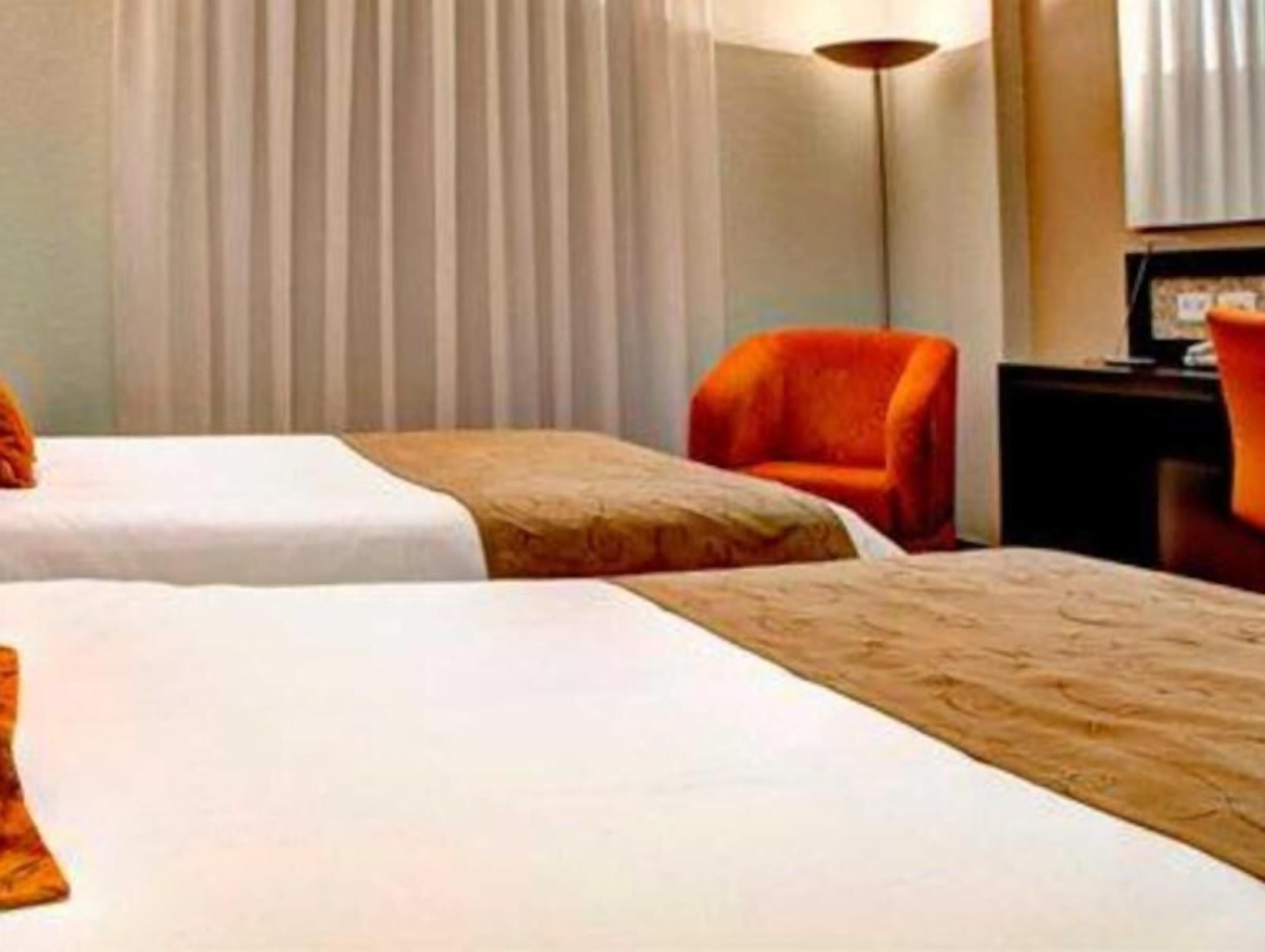 Minibar, brankas, meja kerja, dan kedap suara