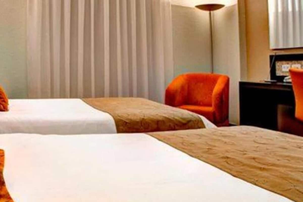 Minibar, caja de seguridad en la habitación y escritorio