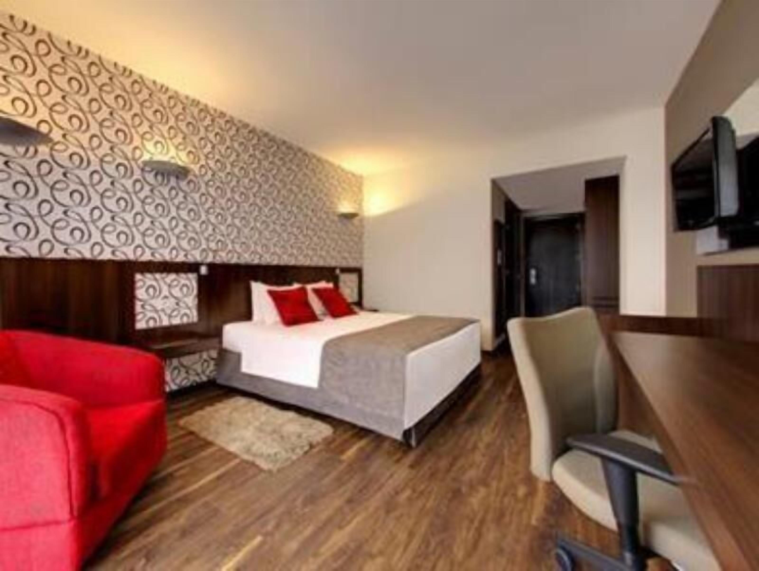 Minibar, brankas, meja kerja, dan kedap suara