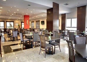 Breakfast, lunch and dinner served - Quality Hotel Curitiba (Curitiba)