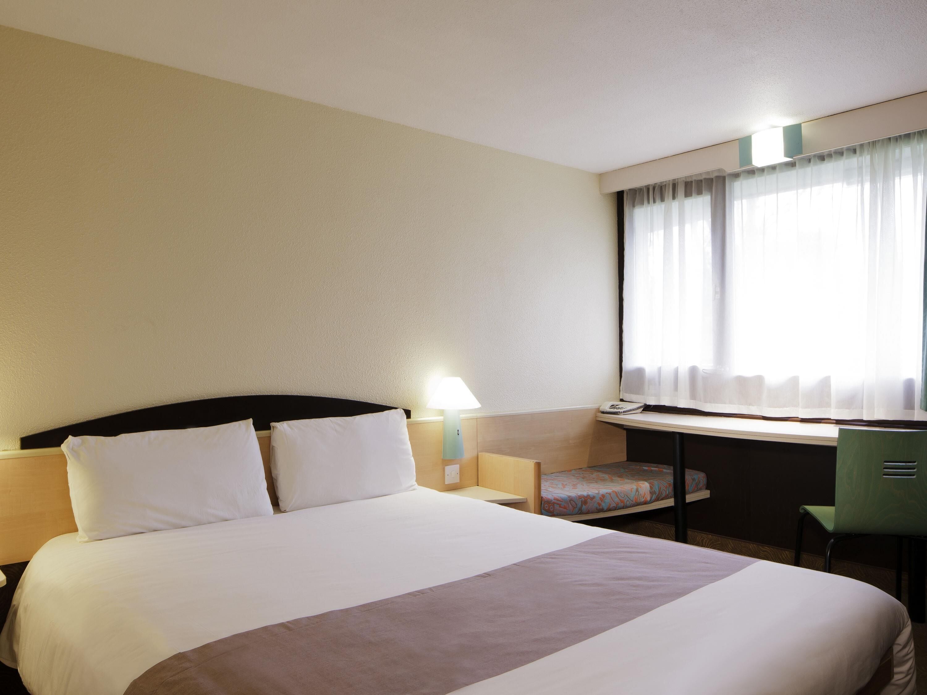 double room | in-room safe, desk, soundproofing, free wifi