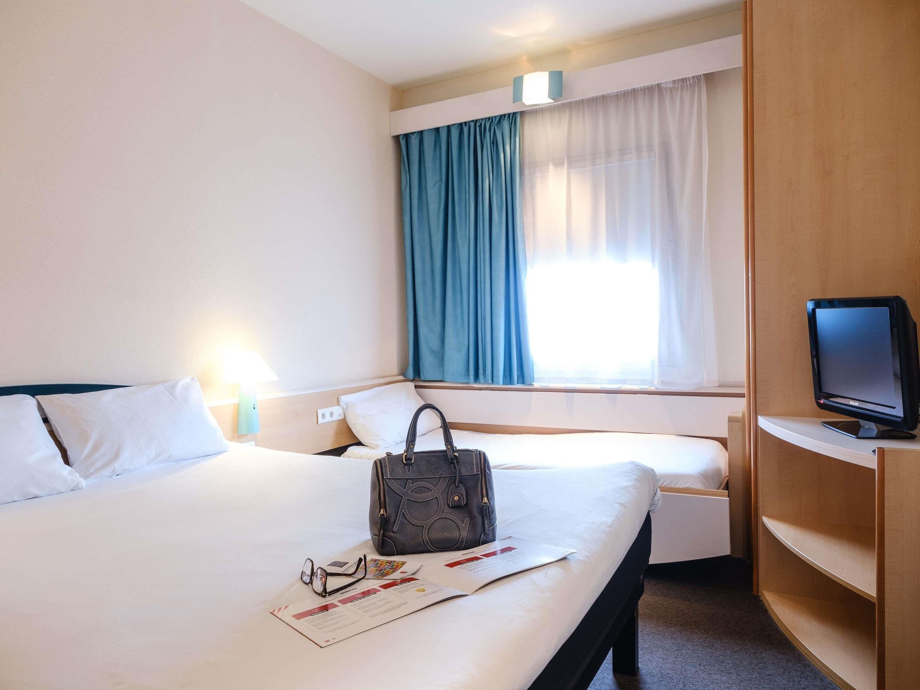 Chambre Double Standard, plusieurs lits | Coffres-forts dans les chambres, bureau, chambres insonorisées