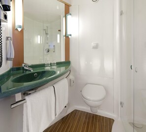 Habitación doble estándar, varias camas | Caja de seguridad en la habitación, escritorio y insonorización 