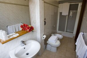 Dusche, kostenlose Toilettenartikel, Haartrockner, Bidet