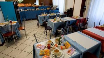 Desayuno buffet (EUR 8 por persona)