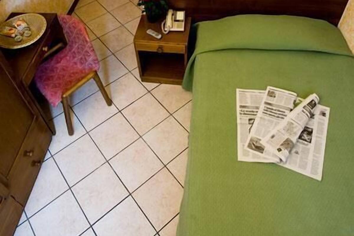 Enkeltrom – standard | Sengetøy i egyptisk bomull, skrivebord og ekstrasenger (mot et tillegg)