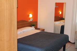 Standard Double Room | Egyptian cotton sheets, desk, rollaway beds - Hotel Catalani & Madrid (Milan)