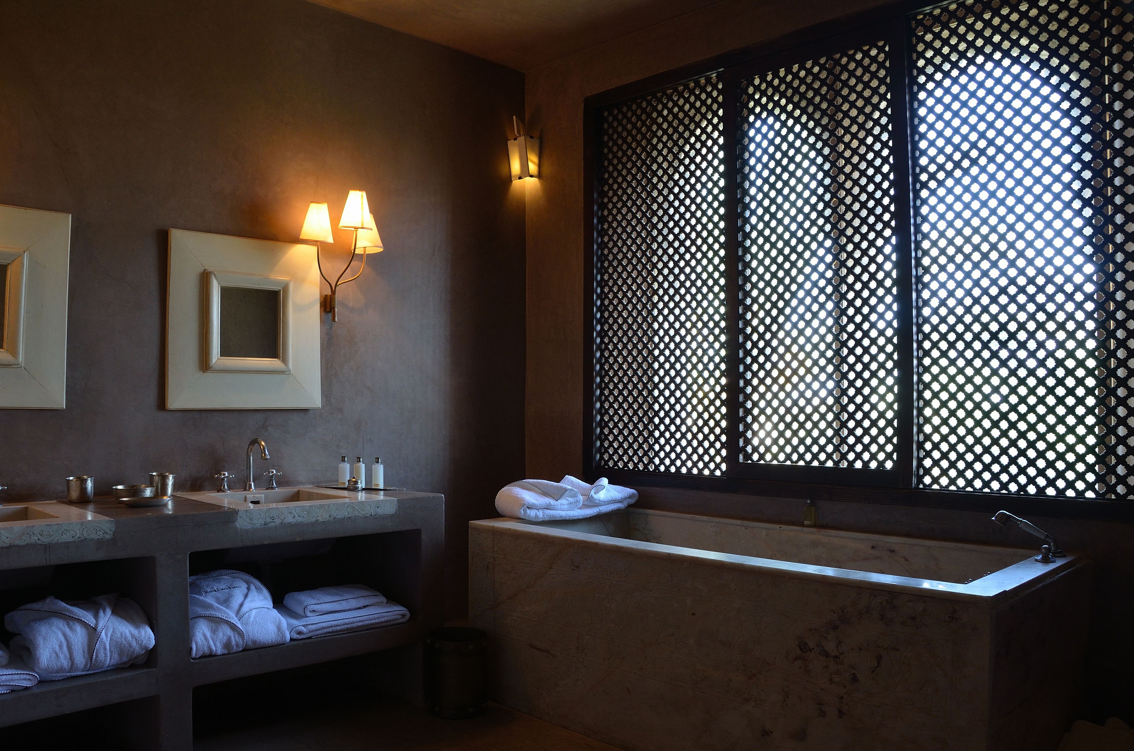 Harim Executive Suite | Bathroom | Separate bathtub and shower, designer toiletries, hair dryer, bathrobes