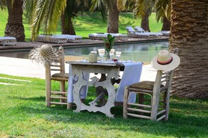 Petit déjeuner, déjeuner et dîner servis sur place, vue sur la piscine
