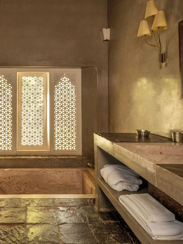Ksar suite avec Jardin | Phòng tắm | Bồn tắm và buồng tắm vòi sen riêng, đồ dùng nhà tắm được thiết kế riêng