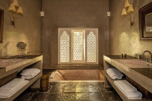 Ksar suite avec Jardin | Bathroom | Separate tub and shower, designer toiletries, hair dryer, bathrobes