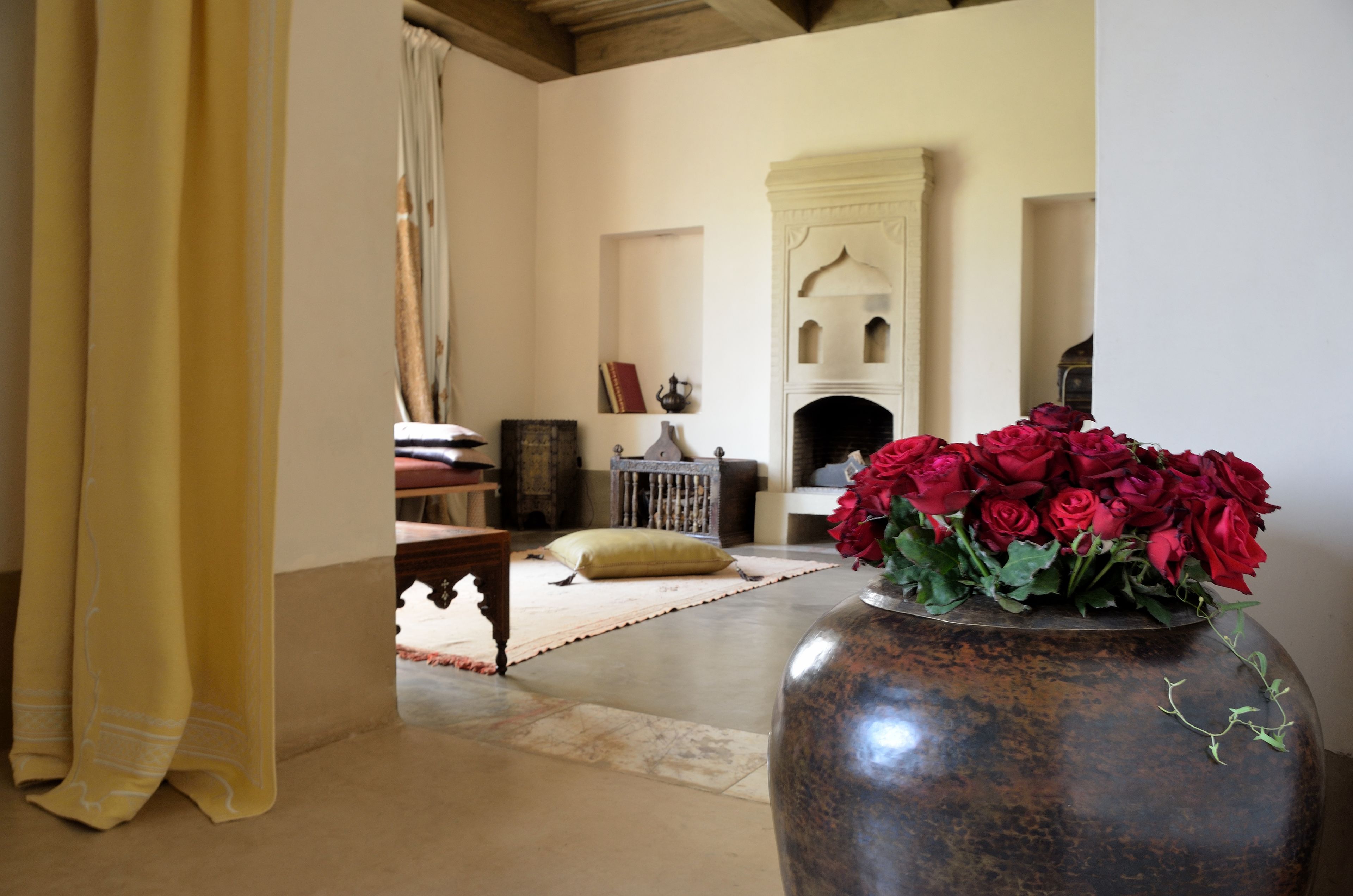 Harim Executive Suite | Living area | 32-cm flat-screen TV with satellite channels, TV, fireplace