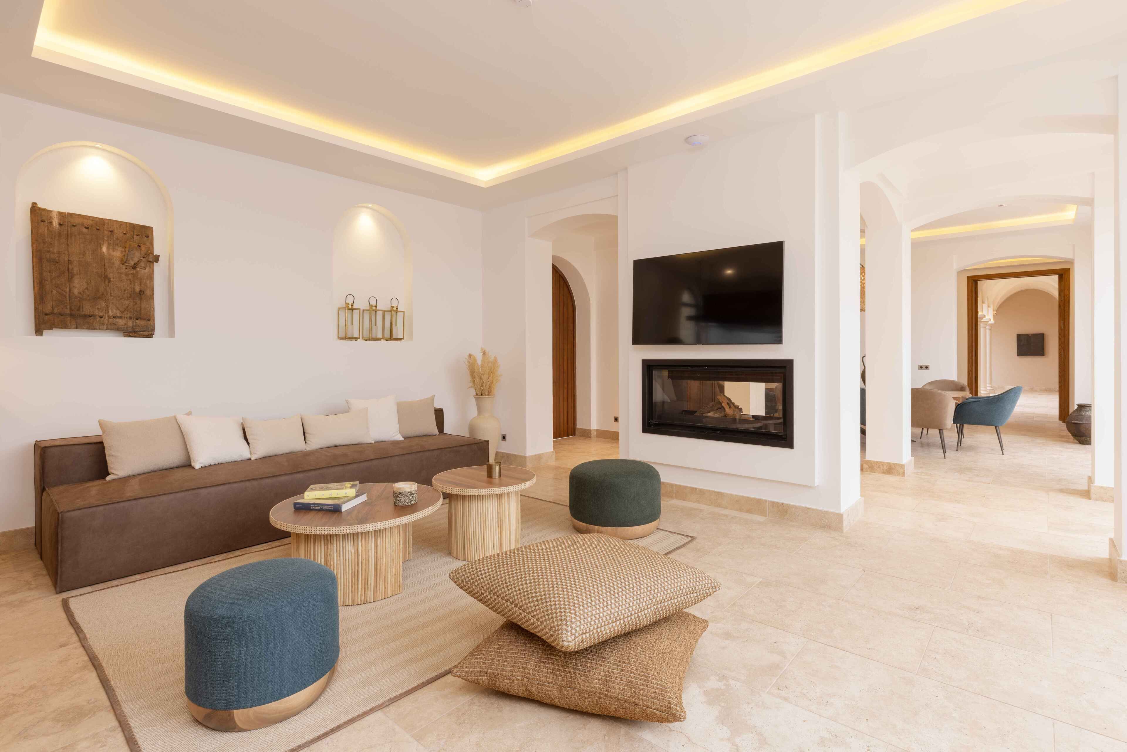 Premium villa | Woonruimte | Een 32-cm flatscreentelevisie met satellietzenders en televisie