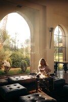 Se sirven desayunos y cocina francesa (con vistas a la piscina) 